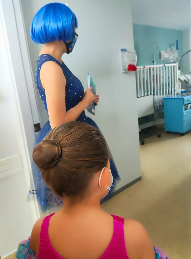 Los personajes de Si los peces hablaran visitando la planta de Oncología Infantil de un hospital