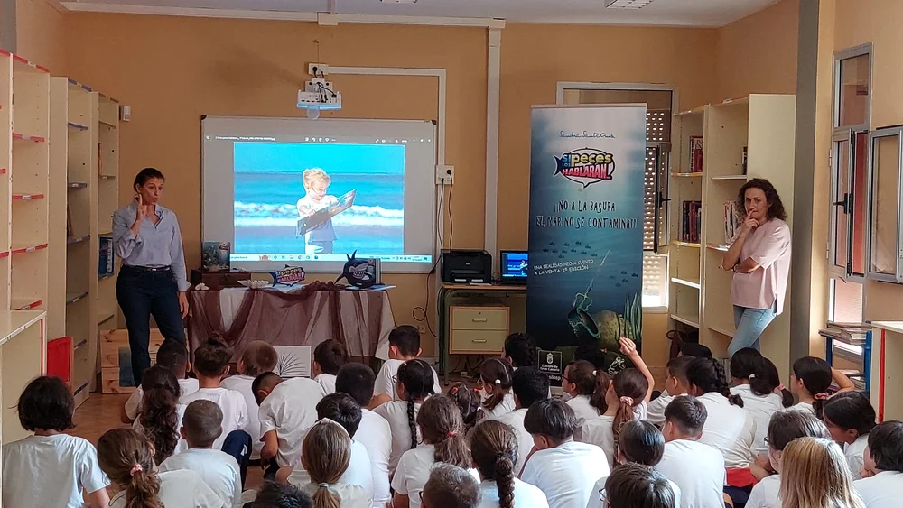 Alumnado de un centro escolar siguiendo una proyección del programa en el aula