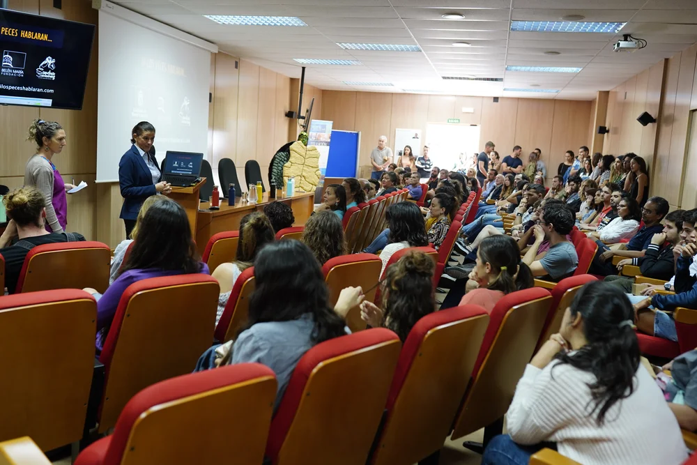 Sala de conferencias llena de público durante una ponencia del programa