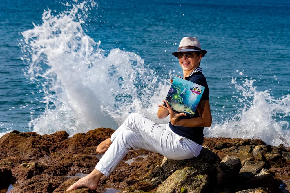 Sandra Santa Cruz con el cuento Si los peces hablaran junto al mar